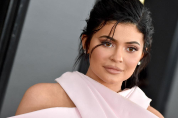 Η Kylie Jenner δωρίζει 1εκ. δολάρια στα νοσοκομεία του Los Angeles για την αντιμετώπιση του κορωνοϊού