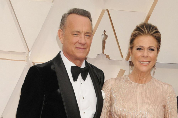 Ο Tom Hanks και η Rita Wilson ανακοίνωσαν ότι είναι θετικοί στον κορωνοϊό