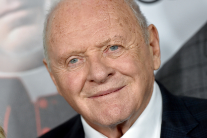 Ο Anthony Hopkins παίζει πιάνο αγκαλιά με τον γάτο του ενώ βρίσκεται σε καραντίνα