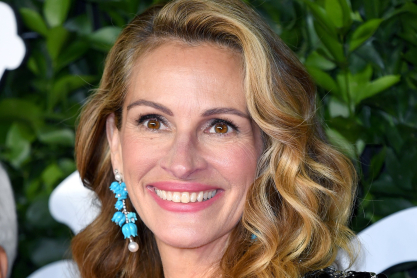 H Julia Roberts παροτρύνει τους θαυμαστές να μείνουν σπίτι με μια αμακιγιάριστη φωτογραφία
