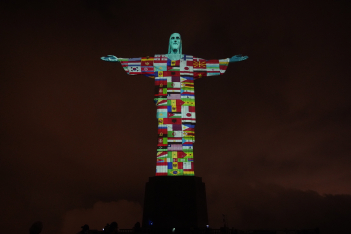 Rio de Janeiro: To άγαλμα του Χριστού φωτίστηκε με τις σημαίες των χωρών που χτύπησε ο κορωνοϊός 