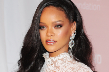 Η Rihanna δωρίζει 5 εκατομμύρια δολάρια για τη μάχη ενάντια στον κορωνοϊό