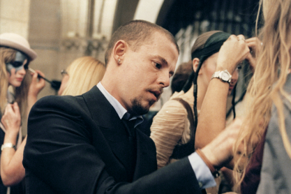 Alexander McQueen: Τα δραματικά shows μιας ιδιοφυΐας, ο Givenchy και τα κρυμμένα «ραβασάκια» στις φόδρες των ρούχων