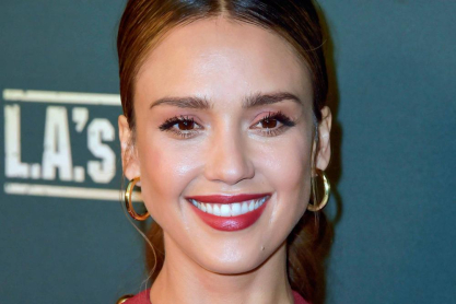 H Jessica Alba μένει σπίτι με τα παιδιά και τα κρατά απασχολημένα, χορεύοντας