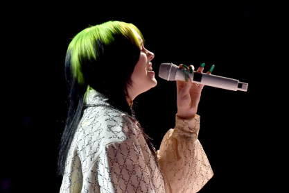 Η Billie Eilish απαντά στο Body Shaming μέσα από ένα δυνατό video, μένοντας σχεδόν γυμνή