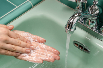 Οι ειδικοί απαντούν: Aυτός είναι ο πιο αποτελεσματικός τρόπος να πλένουμε τα χέρια μας