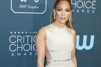 H Jennifer Lopez τόλμησε να συνδυάσει τη σκιά με το μανικιούρ της – Η τάση που επιστρέφει από τo παρελθόν 
