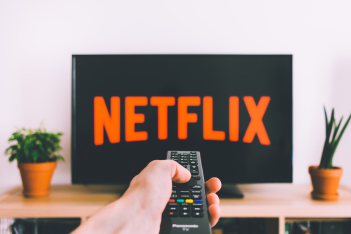#stayhome: 5 σειρές του Netflix που θα σας κάνουν συντροφιά αυτές τις μέρες