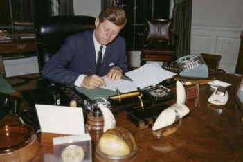 Σε δημοπρασία χειρόγραφα του J.F. Kennedy: «Οι ξανθιές γυναίκες θα μπορούσαν να είναι το τέλος μου»