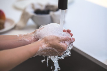 Πλύσιμο με σαπούνι ή το αντισηπτικό τζελ: Ποιο είναι πιο αποτελεσματικό κατά του κορωνοϊού  