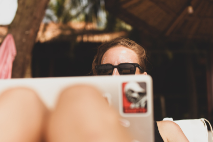 Remote Work: Το νέο εργασιακό trend που θα σας κάνει να αγαπήσετε περισσότερο τη δουλειά σας