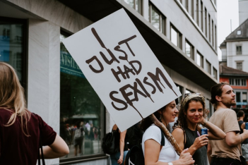 Ο σεξισμός σε πείραμα: Γυναίκα δημοσιογράφος φλερτάρει άντρες στους δρόμους του Λονδίνου