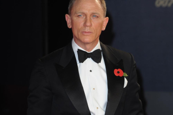 Ο Daniel Craig ποζάρει ημίγυμνος στα 52 του και είναι πιο γοητευτικός από ποτέ