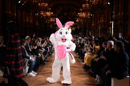 Το show Stella McCartney γέμισε κοστούμια ζώων και πέρασε το μήνυμα της βιώσιμης μόδας
