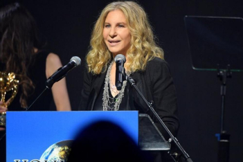 Το «ευχαριστώ» της Barbra Streisand στους γιατρούς που μάχονται τον κορωνοϊό και το ξέσπασμά της κατά του Donald Trump