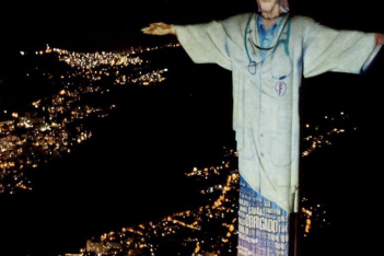 Το άγαλμα του Χριστού στο Rio de Janeiro «ντύνεται γιατρός» και ευχαριστεί όλους όσοι μάχονται ενάντια στον κορωνοϊό