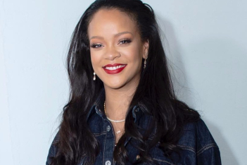 Η Rihanna μας δείχνει το απόλυτο φυσικό μακιγιάζ για το καλοκαίρι και εμείς κρατάμε σημειώσεις 