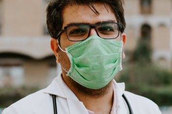 Γιατροί ενάντια στον φόβο: Βάζουν φωτογραφίες με τα πρόσωπά τους στο στήθος τους και σώζουν ανθρώπινες ζωές