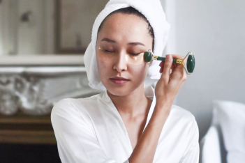 Ο ιδανικός τρόπος για να χρησιμοποιήσετε το θαυματουργό jade roller που θα μειώσει τις ρυτίδες από το πρόσωπό σας
