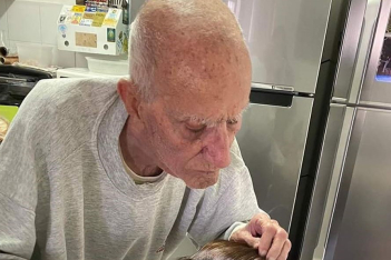 92χρονος άνδρας βάφει τα μαλλιά της ανήμπορης συζύγου του και γίνεται viral