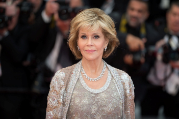 H Jane Fonda με Alexander McQueen ποζάρει για εξώφυλλο περιοδικού και εντυπωσιάζει