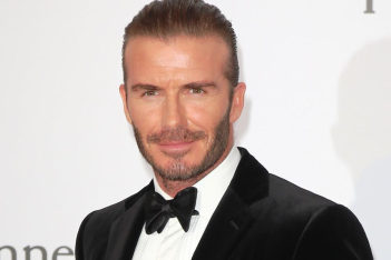 Ο David Beckham αποφασίζει να ξυρίσει το κεφάλι του ενώ βρίσκεται σε καραντίνα