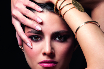 H Ηλιάνα Παπαγεωργίου πρωταγωνιστεί στην νέα καμπάνια της Radiant Professional Make Up