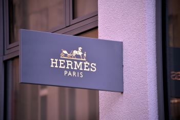 Κατάστημα του οίκου Hermès στην Κίνα κέρδισε 2.7 εκατομμύρια δολάρια την πρώτη ημέρα μετά τον Covid-19