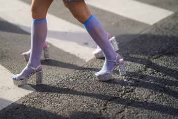 Dorothy effect: Έτσι φορούν τα παπούτσια τους τα It girls - Το αμφιλεγόμενο trend που επέστρεψε