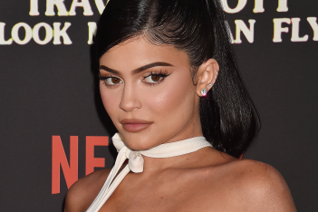 Η Kylie Jenner μάς έδειξε το πραγματικό της hairlook και είναι πολύ διαφορετική