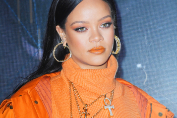 Ο συμβολισμός πίσω από το face tatoo της Rihanna στο τελευταίο εξώφυλλο της British Vogue