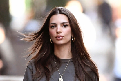 H Emily Ratajkowski αποφάσισε να κόψει μόνη της τα μαλλιά της εν μέσω καραντίνας