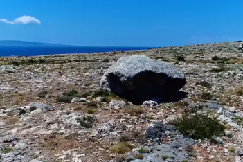Η απόκοσμη «έρημος» με τους μυστηριώδεις βράχους στην άκρη της Ελλάδας