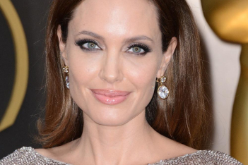 Η Angelina Jolie μάχεται για την προστασία των παιδιών- θυμάτων της ενδοοικογενειακής βίας