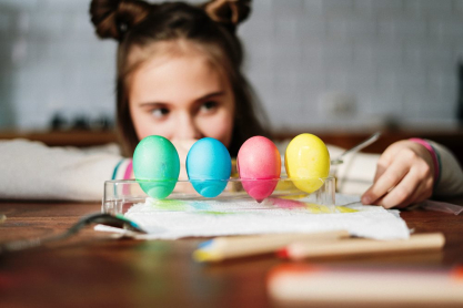 Βάφουμε τα πασχαλινά αυγά με φυσικό τρόπο