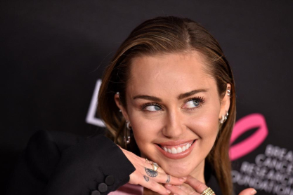 Η Miley Cyrus υμνεί τους γιατρούς σε κάθε γωνιά του πλανήτη μέσα από το Instagram