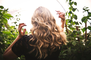 Πώς θα δυναμώσετε τα μαλλιά σας με φυσικούς τρόπους 
