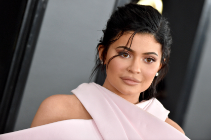 To τελευταίο look της Kylie Jenner είναι ένας φόρος τιμής στα '90s