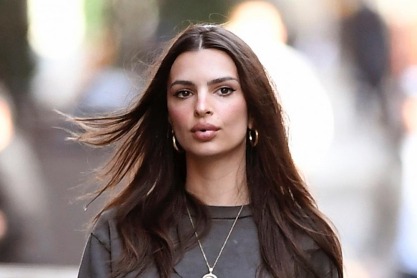 Η Emily Ratajkowski χορεύει με μικροσκοπικό μπικίνι και μιλά για τον σύντροφό της