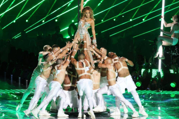 Το video της Jennifer Lopez που δείχνει να παραδίδει μαθήματα χορού στη Shakira πριν το Superbowl 