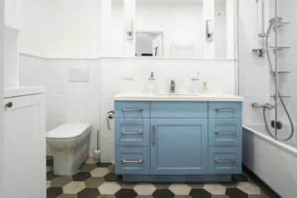8 απίστευτα χρωματικά tips για να δείξει το μπάνιο σας μεγαλύτερο