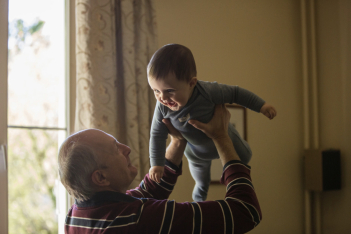 Παππούδες ενώνονται ξανά με τα εγγόνια τους μετά την καραντίνα και οι εικόνες μας συγκινούν