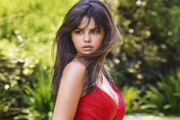H Selena Gomez μας δείχνει τον τρόπο να αναδείξουμε τα φυσικά μας μαλλιά φέτος το καλοκαίρι 