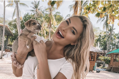 Η Rosanna Arkle ποζάρει αισθησιακά και φέρνει το καλοκαίρι