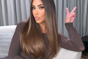 H Kim Kardashian ποζάρει με snake print hair και το αποτυχημένο photoshop γίνεται viral