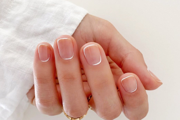 Naked Nails: 5 minimal ιδέες για manicure με φυσική βάση 