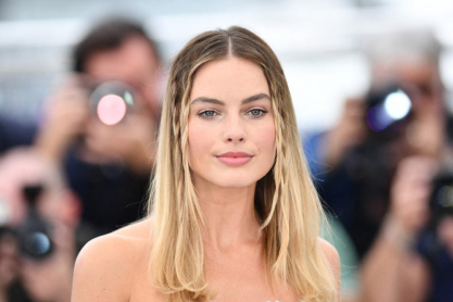 Η Margot Robbie υιοθέτησε το πιο ανατρεπτικό χρώμα στα νύχια της που ταιριάζει σε όλες τις γυναίκες 