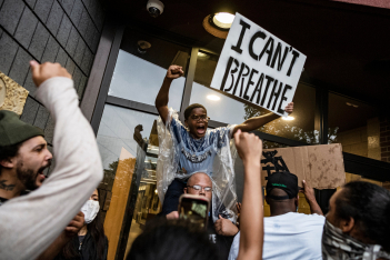 «Ι can't breathe»: O George Floyd γίνεται το νέο σύμβολο κατά της αστυνομικής βίας και του ρατσισμού