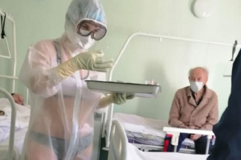 Κορωνοϊός: Νοσοκόμα στη Ρωσία φόρεσε μπικίνι κάτω από την προστατευτική στολή