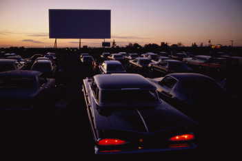 Αθενς Ντράιβ- Ιν: To Drive In Cinema επιστρέφει στην Αθήνα και αλλάζει τον τρόπο που βλέπαμε ταινίες στον κινηματογράφο